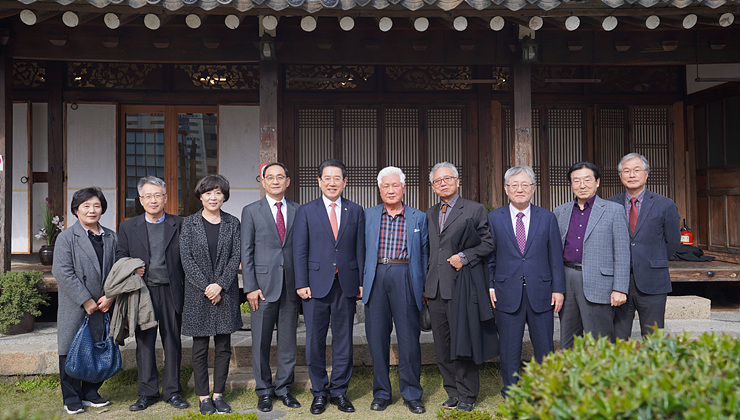 나주 소재 한 식당에서 (재)한국학호남진흥원 이사들과 오찬 후 단체 사진